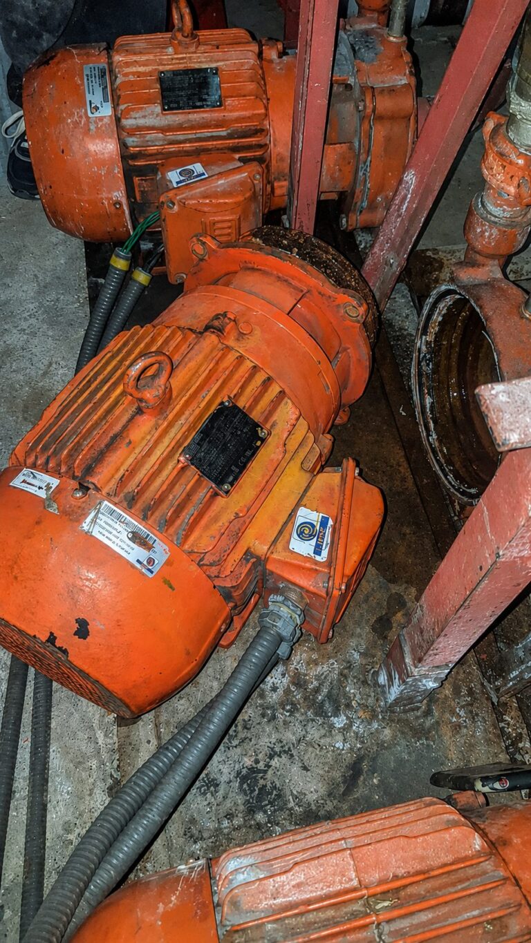 Bomba de agua de 10 HP antes del mantenimiento
