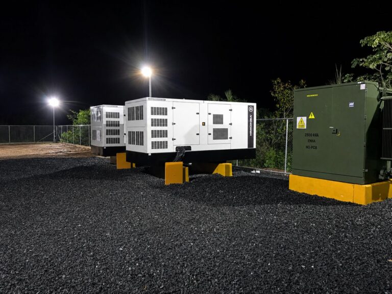 Plantas eléctricas de respaldo junto al transformador