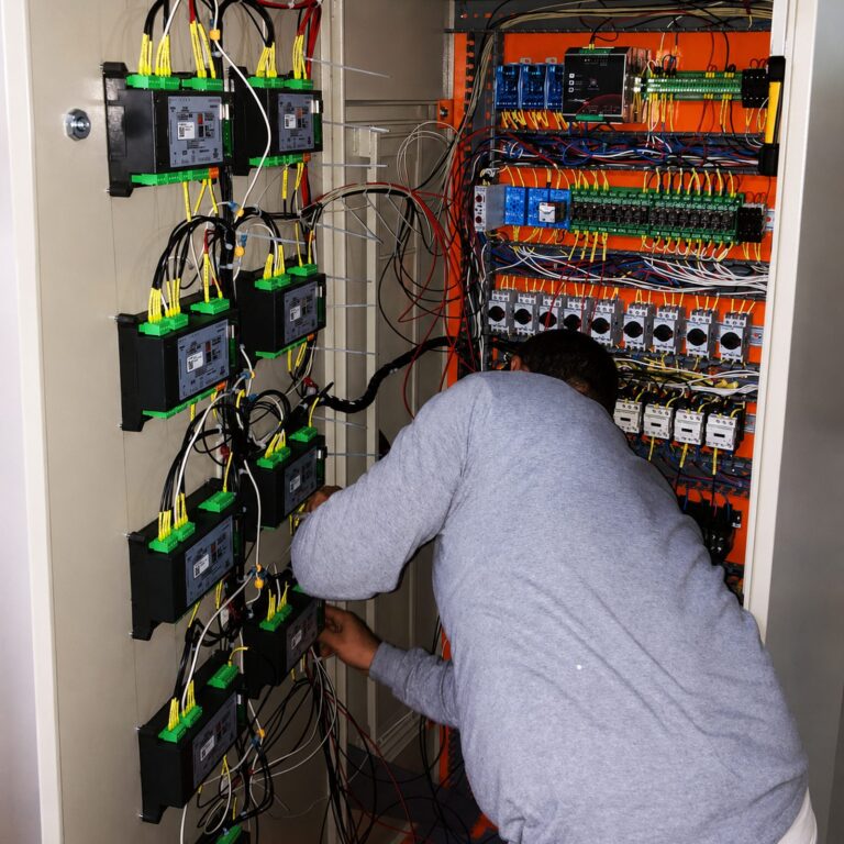 Integración y cableado interno de tablero de control