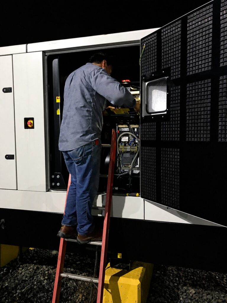 Técnico de ISELEC atendiendo un grupo electrógeno