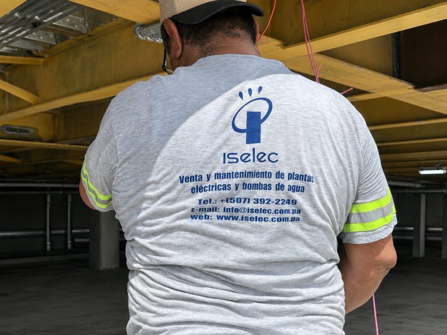 Técnico instalando un sistema de detección de incendio