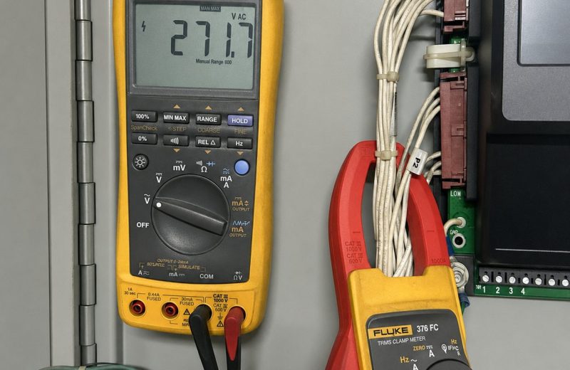 Medición de tensión y corriente en un tablero eléctrico con instrumentos Fluke