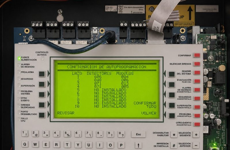 Panel de alarma contra incendio direccionable durante la autoprogramación del sistema